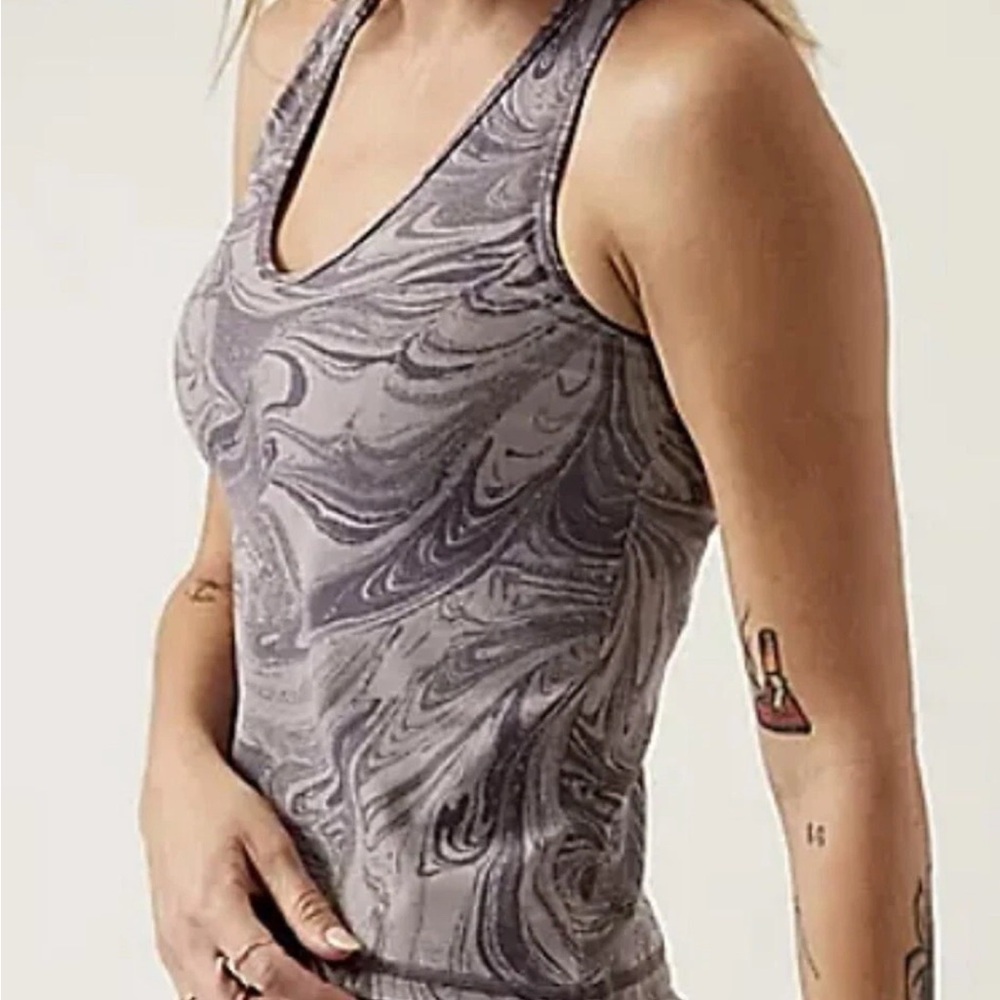 🌟2/$18 SALE Athleta Transcend Tank Top Sumi Marble Size S (tag removed) EUC - Picture 2 of 8